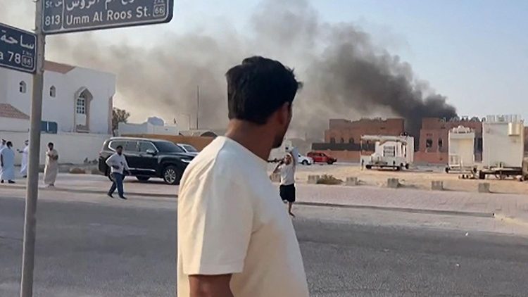 Esta captura de tela, tirada de uma filmagem da AFPTV, mostra um homem observando a fumaça subindo após as explosões na capital de Doha, Catar, em 9 de setembro de 2025. Um oficial militar israelense disse à AFP que os militares realizaram ataques aéreos em Doha em 9 de setembro, em uma operação que teve como alvo líderes seniores do grupo militante palestino Hamas. (Foto de Jacqueline PENNEY / AFPTV / AFP)