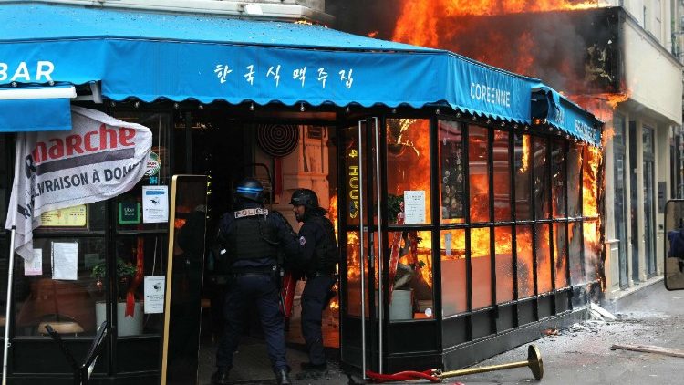 Restaurante incendiado em Paris na terça-feira, 10 de setembro.