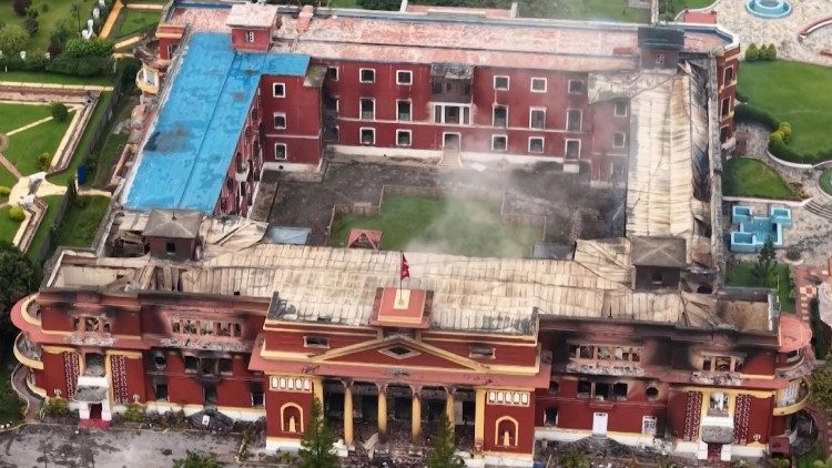 Aus dem Präsidialamt in Kathmandu steigt am Donnerstag Rauch auf