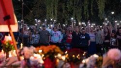 रूढ़िवादी कार्यकर्ता चार्ली किर्क की हत्या पर शोक और प्रार्थना करने के लिए जुटे लोग