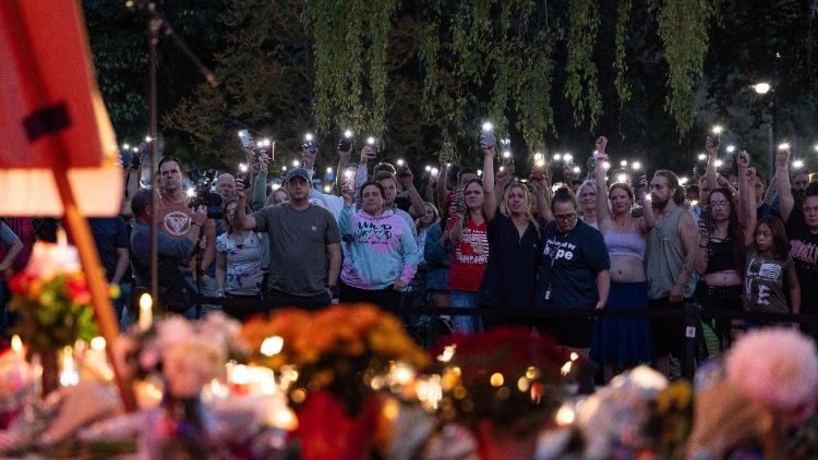 रूढ़िवादी कार्यकर्ता चार्ली किर्क की हत्या पर शोक और प्रार्थना करने के लिए जुटे लोग