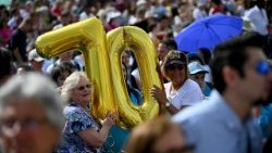 திருத்தந்தைக்கு பிறந்த வாழ்த்து கூறும் மக்கள்  