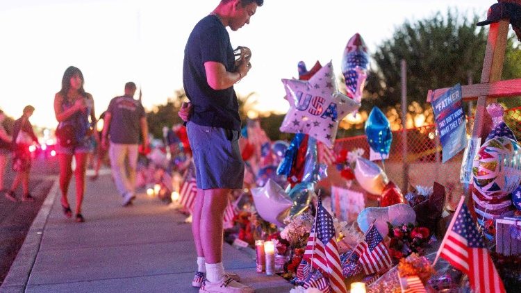 Visite al memoriale per Charlie Kirk a Phoenix, Arizona