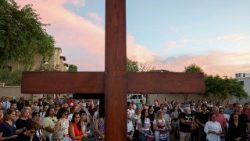 Rózsafüzért imádkozva emlékeznek Phoenixben Charlie Kirkre