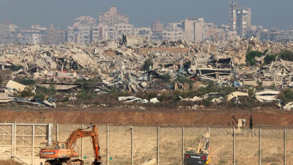 Esta foto, tirada de uma posição na fronteira de Israel com a Faixa de Gaza, mostra tratores israelenses perto da cerca da fronteira e prédios destruídos no território palestino sitiado em 17 de setembro de 2025. Israel lançou seu ataque terrestre à Cidade de Gaza antes do amanhecer de 16 de setembro, logo após a visita do Secretário de Estado dos EUA, que expressou forte apoio à ofensiva, enquanto uma investigação das Nações Unidas acusava Israel de cometer "genocídio" no território palestino e acusava seu primeiro-ministro e outras autoridades de incitação. (Foto de Jack GUEZ / AFP)