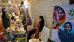 Dacca. Artigiane e imprenditrici durante il mercato Women of Wort per celebrare l'emancipazione femminile