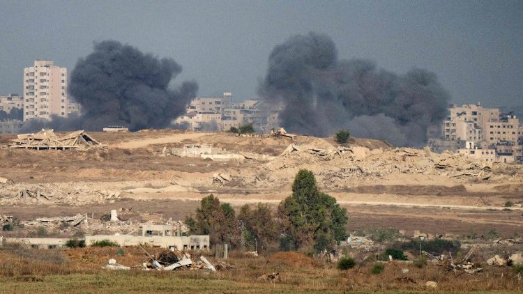 I massicci bombardamenti di Israele su Gaza 