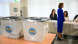 मोल्दोवा में वोट करते लोग