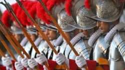 Die Divisionen des Papstes: Schweizergardisten in ihren historischen Uniformen
