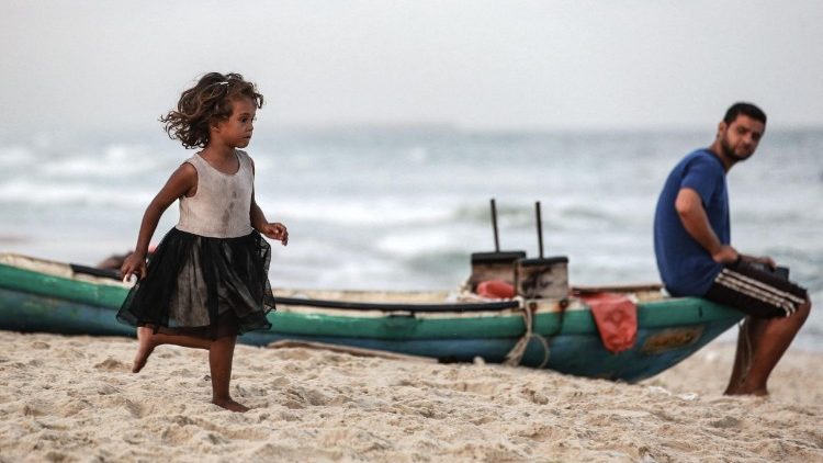 På stranda i Deir el-Balah i Gaza søndag 5. oktober 2025