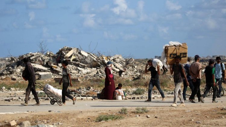 Watu wakikimbia Gaza