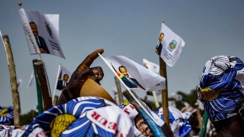 Présidentielle au Cameroun, le président Biya brigue un 8e mandat