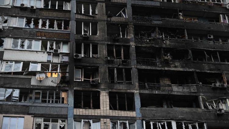 I danni provocati dagli attacchi russi su un palazzo di Kyiv