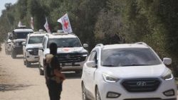 Un convoglio di veicoli della Croce Rossa internazionale trasporta gli ostaggi israeliani liberati