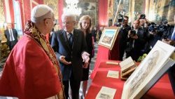 पोप लियो 14वें की इटली के राष्ट्रपति सेरजो मतरेला से आधिकारिक मुलाकात में उपहारों का आदान प्रदान 