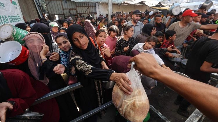 Palestinesi ricevono aiuti a Gaza (Afp)