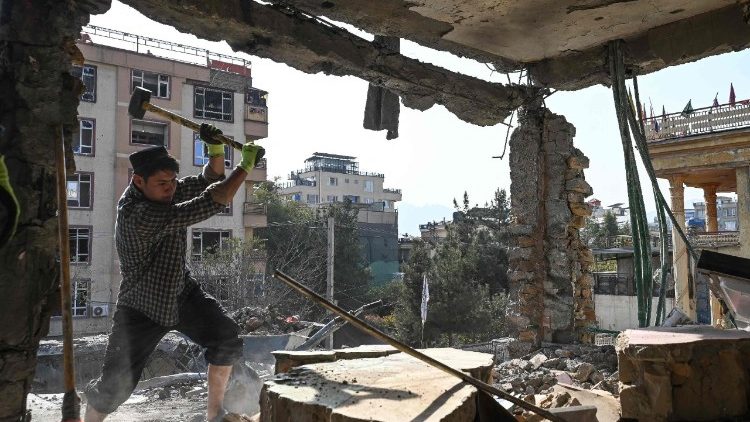 Un cittadino afghano tra le macerie di un edificio colpito dai raid pakistani a Kabul