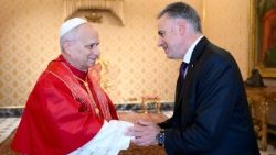 ലിയൊ പതിനാലാമൻ പാപ്പാ ഉറുഗായുടെ രാഷ്ട്രപതി യമന്തൂ ഓർസിയെ (Yamandú Orsi) വത്തിക്കാനിൽ സ്വീകരിച്ചപ്പോൾ, 17/10/2025