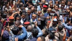 Michael Randrianirina wird nach der Vereidigungszeremonie am Freitag von Anhängern umringt