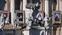 இடமிருந்து இரண்டாமவர் புனித வின்சென்ஷா மரிய பொலோனி