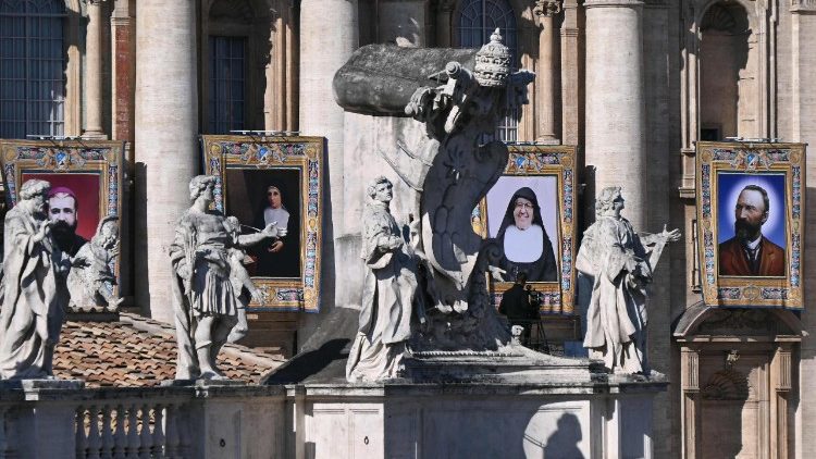 இடமிருந்து இரண்டாமவர் புனித வின்சென்ஷா மரிய பொலோனி