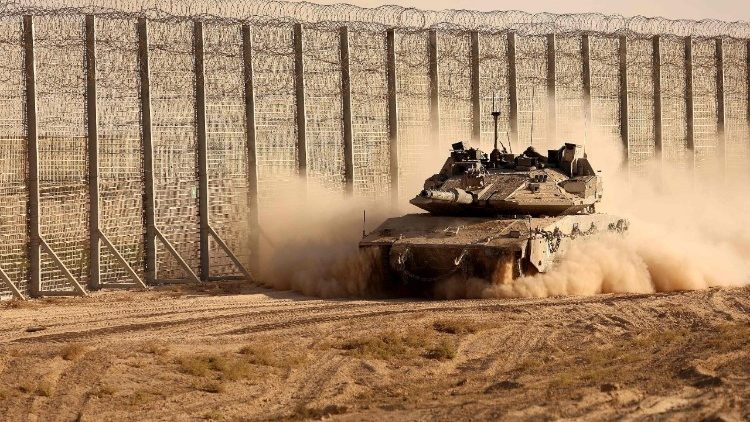 Des tanks israéliens patrouillent à la frontière entre Israël et la bande de Gaza, ce 21 octobre 2025.