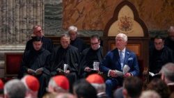 König Charles III. sitzt bei der Feier auf dem eigens für ihn angefertigten Stuhl in der Päpstlichen Basilika St. Paul vor den Mauern