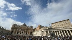 Papež Leon XIV. je z okna apostolske palače na Trgu sv. Petra vodil opoldansko molitev Angel Gospodov.