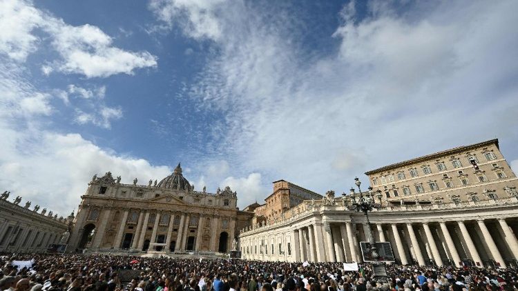 Papež Leon XIV. je z okna apostolske palače na Trgu sv. Petra vodil opoldansko molitev Angel Gospodov.