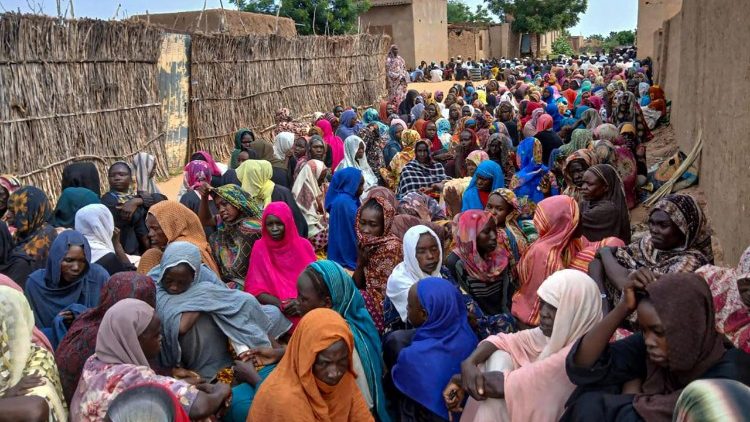 अल फशर में फ्री में भोजन का इनजार करते हुए सुडानी