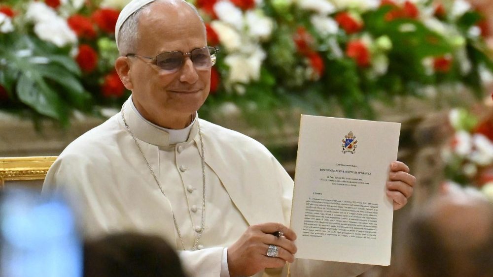 Papa nënshkruan Letrën Apostolike "Vizato harta të reja shprese"