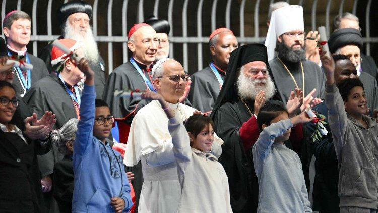 El Papa con líderes religiosos y los niños futuro de la paz