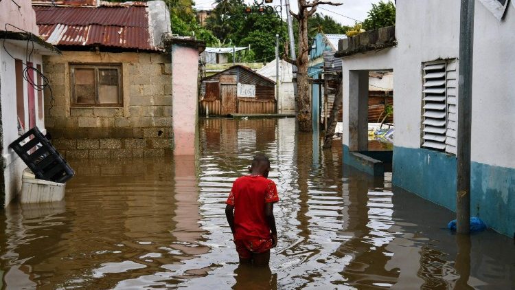 Мъж върви по наводнена улица преди пристигането на урагана Мелиса в квартал Лас Кукарачас в Санто Доминго, Доминиканска република на 28 октомври 2025 г.