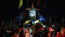 As orações aos soldados no cemitério de Lychakiv, na Ucrânia, em véspera de Solenidade de Todos os Santos