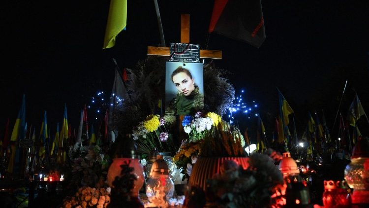 As orações aos soldados no cemitério de Lychakiv, na Ucrânia, em véspera de Solenidade de Todos os Santos