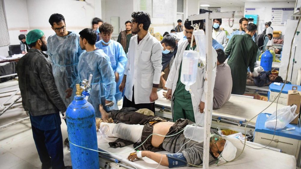 Profissionais de saúde afegãos tratam feridos em um hospital após o terremoto que atingiu Mazar-i-Sharif na madrugada de 3 de novembro de 2025. Um terremoto de magnitude 6,3 matou pelo menos nove pessoas no norte do Afeganistão, disseram as autoridades em 3 de novembro, apenas alguns meses depois de outro tremor mortal ter abalado o país. (Foto de Atif Aryan / AFP)
