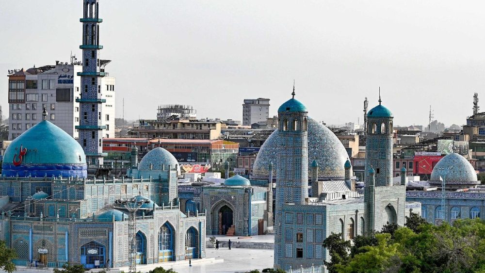 Vista geral do santuário de Hazrat-e-Ali, ou Mesquita Azul, em Mazar-i-Sharif, em 21 de junho de 2025. A Mesquita Azul de Mazar-i-Sharif, um marco histórico do século XV famoso por seus azulejos vibrantes, foi danificada por um terremoto de magnitude 6,3 que atingiu o norte do Afeganistão durante a noite, conforme relatado por um jornalista da AFP em 3 de novembro de 2025. (Foto de Wakil KOHSAR / AFP)