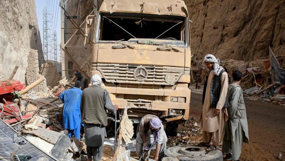 Homens afegãos inspecionam um caminhão danificado em uma rodovia, após um terremoto em Tang-e Tashkurgan, no distrito de Khulm, província de Samangan, em 3 de novembro de 2025. Um forte terremoto matou pelo menos 20 pessoas no norte do Afeganistão, disseram as autoridades em 3 de novembro, apenas alguns meses depois de outro tremor mortal que abalou o país. (Foto de Atif Aryan / AFP)