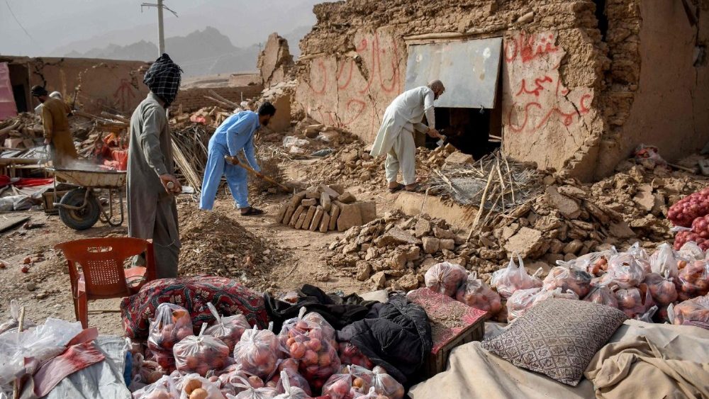 Comerciantes afegãos procuram vestígios de suas lojas danificadas ao longo de uma rodovia, após um terremoto em Tang-e Tashkurgan, no distrito de Khulm, província de Samangan, em 3 de novembro de 2025. Um forte terremoto matou pelo menos 20 pessoas no norte do Afeganistão, disseram as autoridades em 3 de novembro, apenas alguns meses depois de outro tremor mortal que abalou o país. (Foto de Atif Aryan / AFP)
