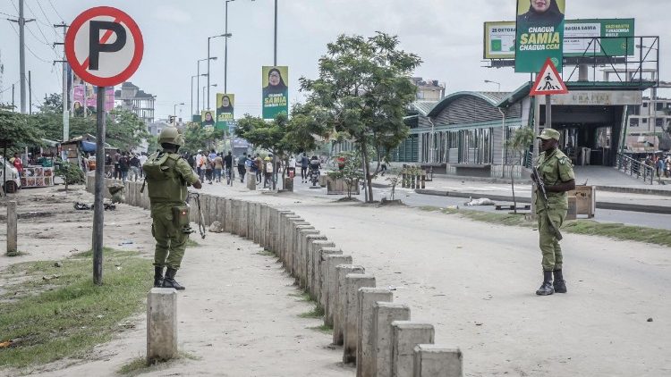 Le 4 novembre, des forces de l'ordre dispersant des manifestants à Dar es Salaam.