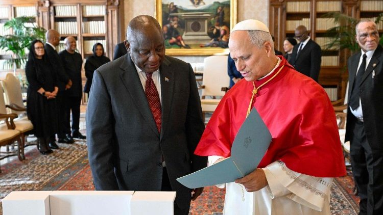संत पापा और दक्षिण अफ्रीका गणराज्य के राष्ट्रपति के बीच उपहारों का आदान-प्रदान