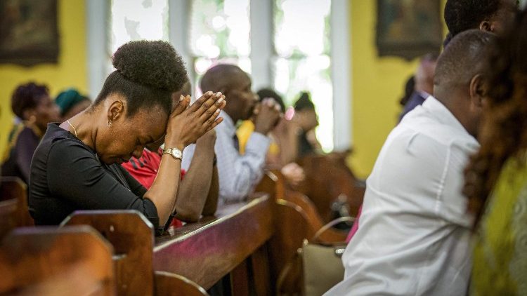Fidèles tanzaniens en prière, dans la cathédrale Saint-Joseph de Dar-es-Salaam, lors d’une messe dédiée aux morts des manifestations électorales réprimées dans le sang fin octobre 2025.