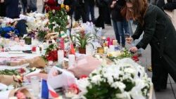 Hommages place de la République, à Paris, le 13 novembre 2025. 