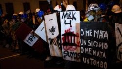 I giovani manifestanti in piazza a Lima, Perù