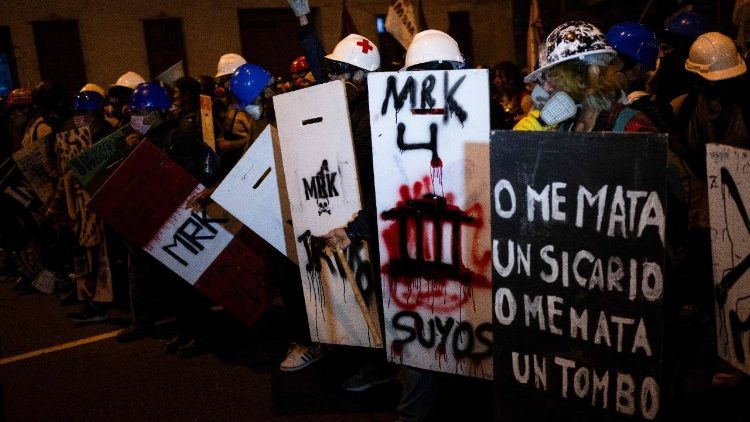 I giovani manifestanti in piazza a Lima, Perù