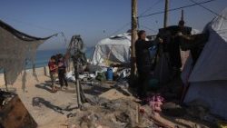 Tende di sfollati in un campo profughi nei pressi di Khan Yunis, nel sud della Striscia di Gaza