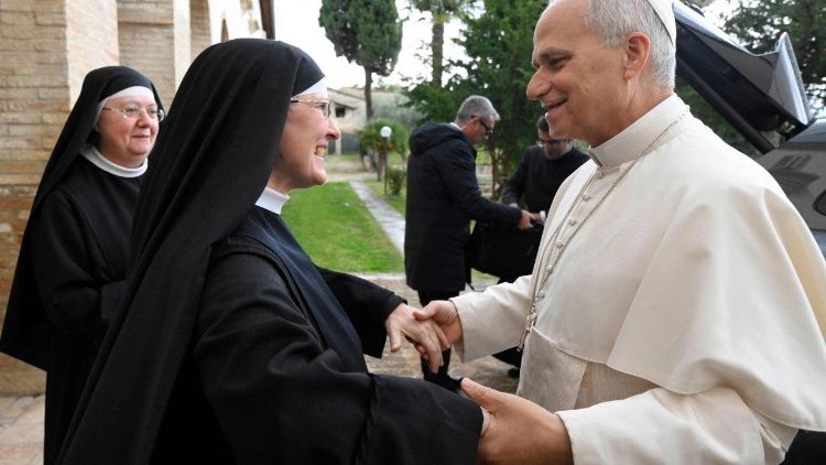 Pāvests tiekas ar augustīniešu māsām