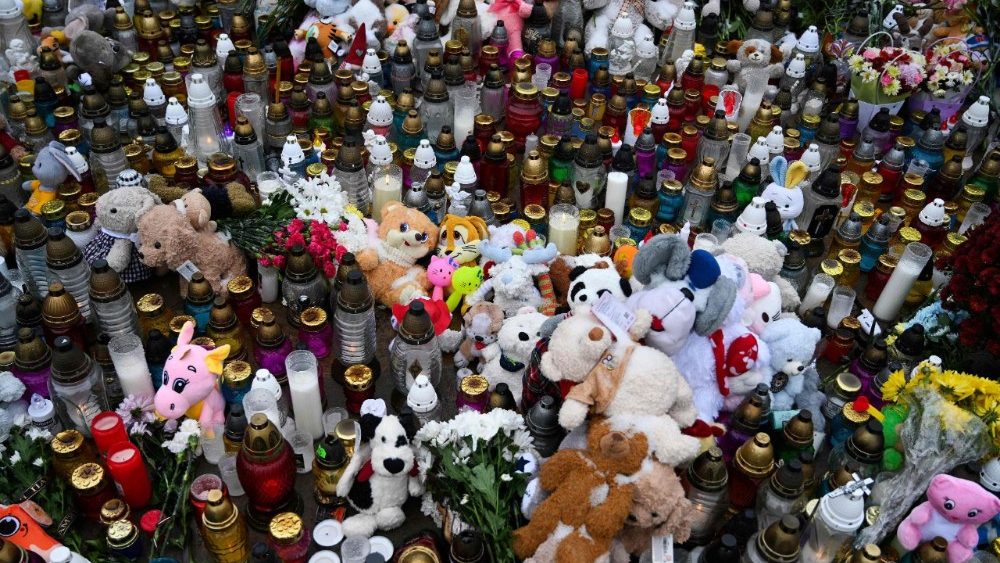 Uma fotografia tirada em 22 de novembro de 2025 mostra um memorial improvisado perto de um prédio residencial gravemente danificado em Ternopil, em meio à invasão russa da Ucrânia. O número de mortos na cidade de Ternopil, no oeste do país, subiu para 32, segundo a polícia regional, após mísseis de cruzeiro atingirem blocos de apartamentos. O ataque em Ternopil ocorreu enquanto a Rússia ataca a rede elétrica da Ucrânia antes do inverno, e com as tropas de Kiev, já sobrecarregadas, sob pressão na linha de frente. (Foto de Yuriy Dyachyshyn / AFP)   (AFP or licensors)