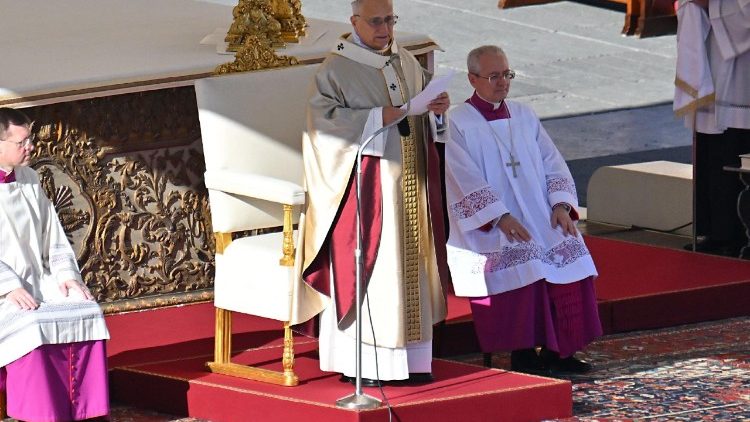 पवित्र मिस्सा समारोह के दौरान संत पापा लियो 14वें