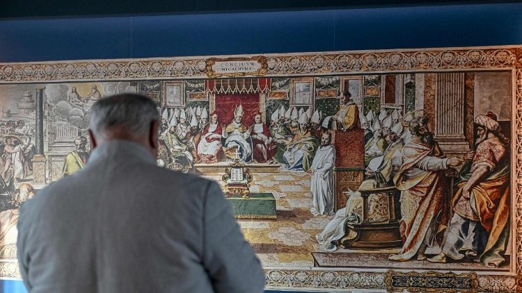 Um visitante observa uma reprodução do Concillium Nicaeum (o primeiro concílio de Niceia) do pintor italiano Cesare Nebbia, exposta no museu da Basílica Bizantina dos Santos Padres, em Iznik, em 31 de outubro de 2025.